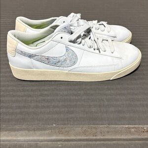 Nike Women’s Blazer Low SE Light Armory Blue size 11